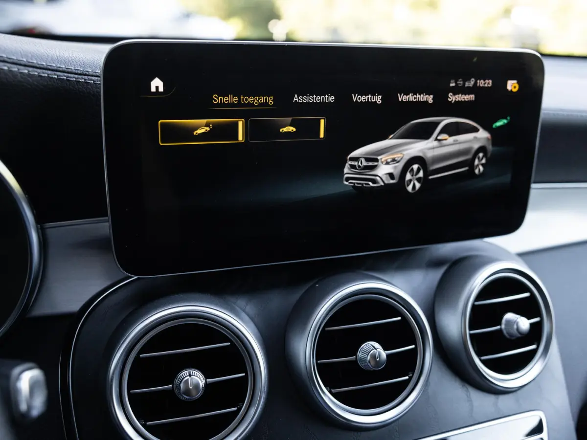 300e 4MATIC Business Solution AMG | SCHUIF-KANTELDAK | 360 CAMERA | KEYLESS ENTRY | APPLE CARPLAY | STOELVERWARMING | NL GELEVERD | 1E EIGENAAR | NIGHT PAKKET | SOH 92% |