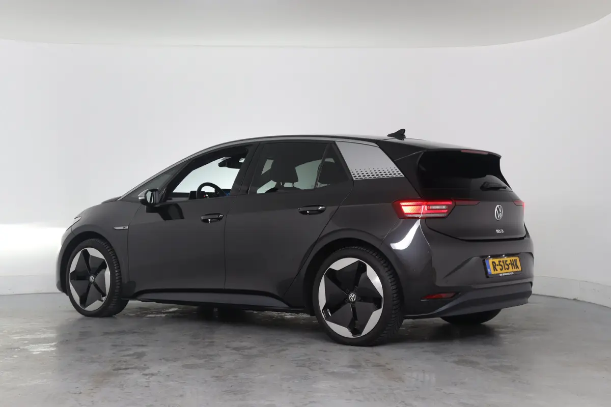 First Plus 58 kWh | Cruise Control Adaptief | Panoramadak | Stoel-/stuurverwarming | Camera | Parkeersensoren | Matrix LED | Apple Carplay & Android Auto