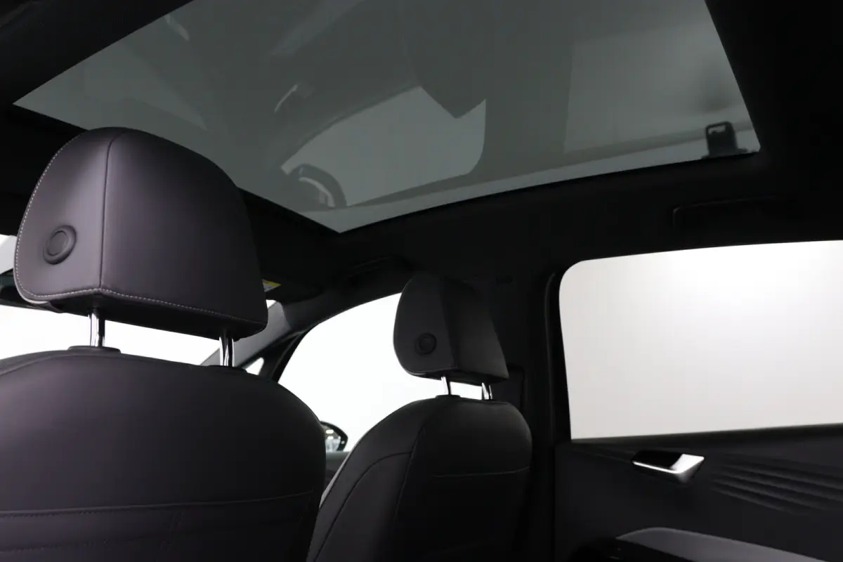 First Plus 58 kWh | Cruise Control Adaptief | Panoramadak | Stoel-/stuurverwarming | Camera | Parkeersensoren | Matrix LED | Apple Carplay & Android Auto