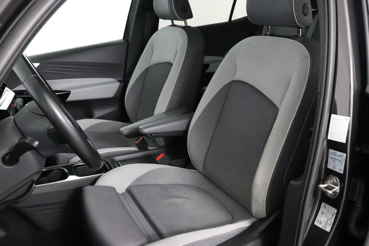 First Plus 58 kWh | Cruise Control Adaptief | Panoramadak | Stoel-/stuurverwarming | Camera | Parkeersensoren | Matrix LED | Apple Carplay & Android Auto