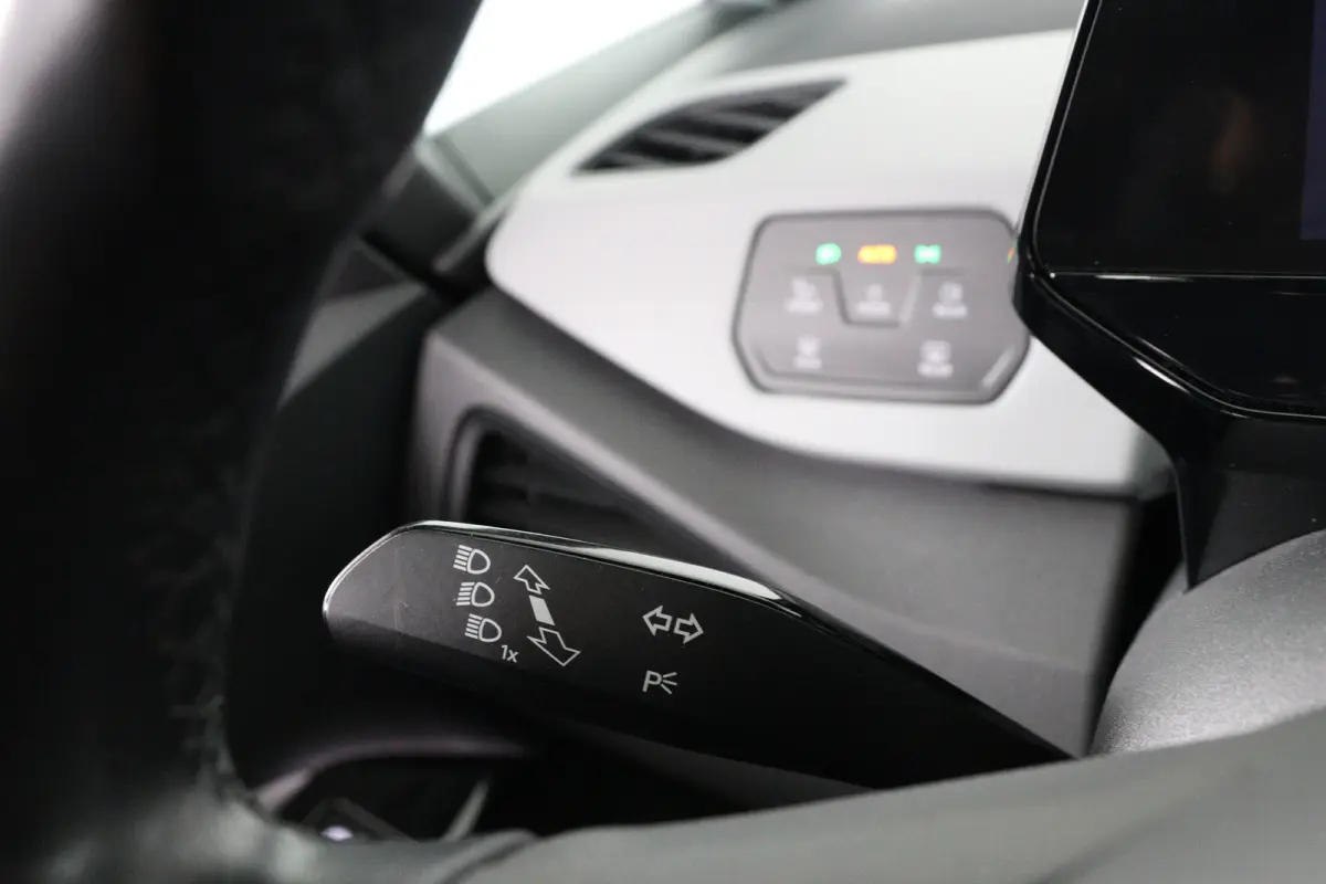 First Plus 58 kWh | Cruise Control Adaptief | Panoramadak | Stoel-/stuurverwarming | Camera | Parkeersensoren | Matrix LED | Apple Carplay & Android Auto