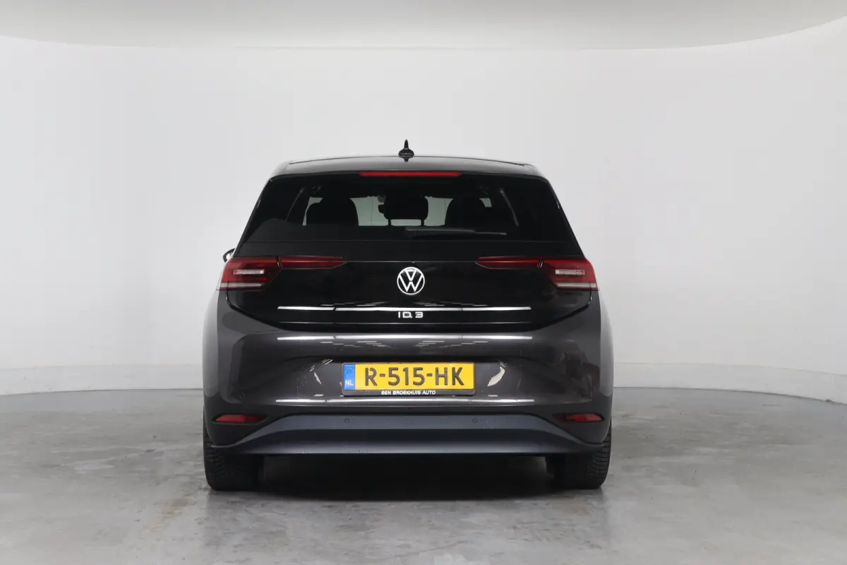 First Plus 58 kWh | Cruise Control Adaptief | Panoramadak | Stoel-/stuurverwarming | Camera | Parkeersensoren | Matrix LED | Apple Carplay & Android Auto