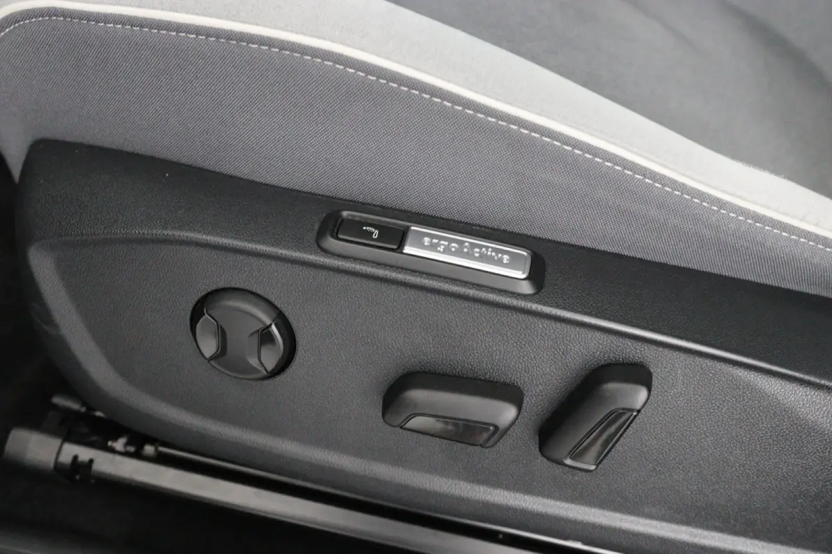 First Plus 58 kWh | Cruise Control Adaptief | Panoramadak | Stoel-/stuurverwarming | Camera | Parkeersensoren | Matrix LED | Apple Carplay & Android Auto