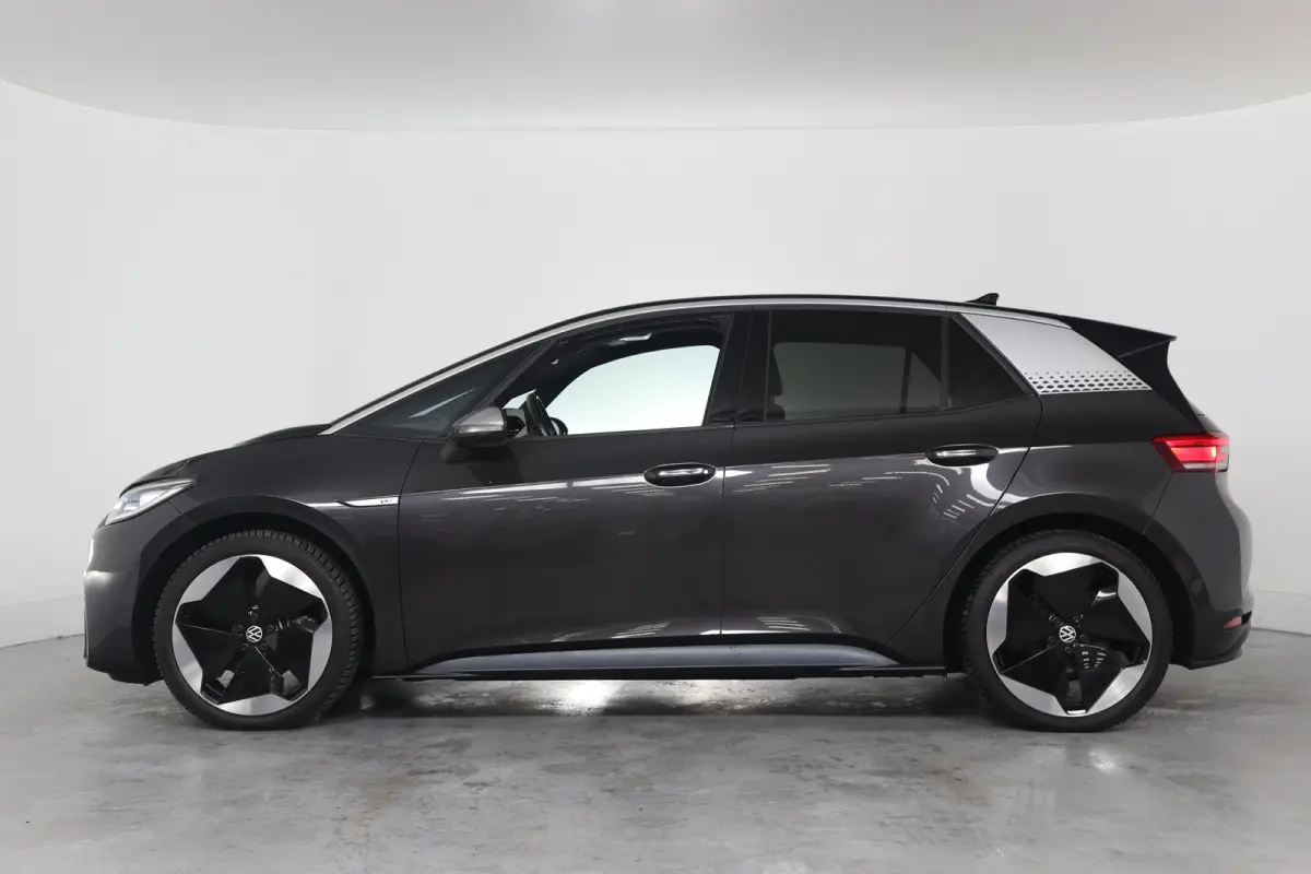 First Plus 58 kWh | Cruise Control Adaptief | Panoramadak | Stoel-/stuurverwarming | Camera | Parkeersensoren | Matrix LED | Apple Carplay & Android Auto