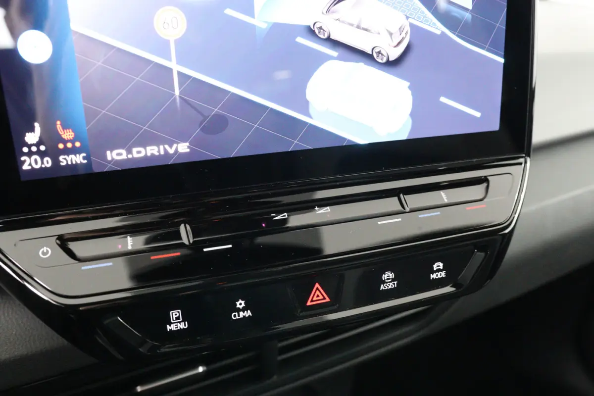 First Plus 58 kWh | Cruise Control Adaptief | Panoramadak | Stoel-/stuurverwarming | Camera | Parkeersensoren | Matrix LED | Apple Carplay & Android Auto