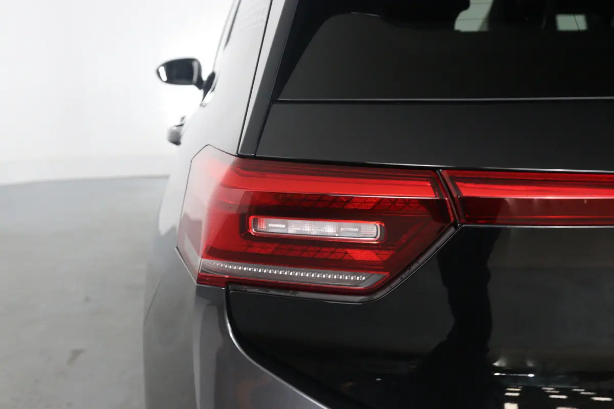 First Plus 58 kWh | Cruise Control Adaptief | Panoramadak | Stoel-/stuurverwarming | Camera | Parkeersensoren | Matrix LED | Apple Carplay & Android Auto