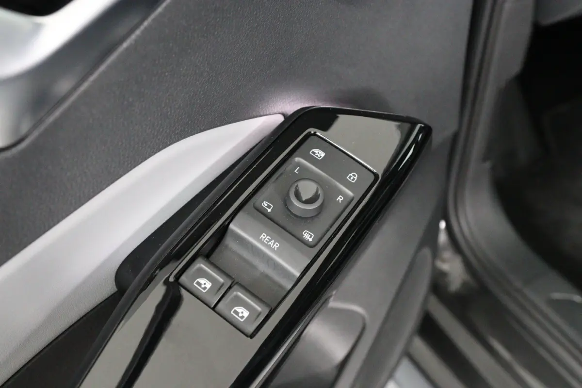 First Plus 58 kWh | Cruise Control Adaptief | Panoramadak | Stoel-/stuurverwarming | Camera | Parkeersensoren | Matrix LED | Apple Carplay & Android Auto