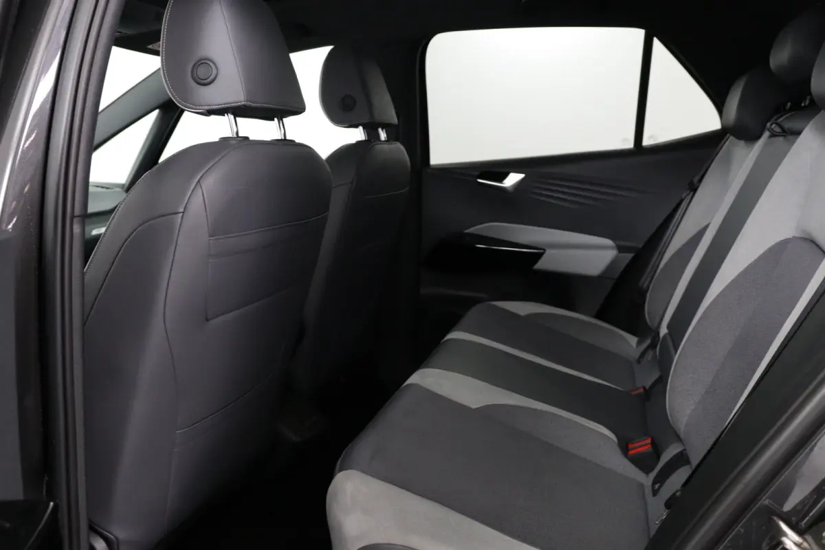 First Plus 58 kWh | Cruise Control Adaptief | Panoramadak | Stoel-/stuurverwarming | Camera | Parkeersensoren | Matrix LED | Apple Carplay & Android Auto