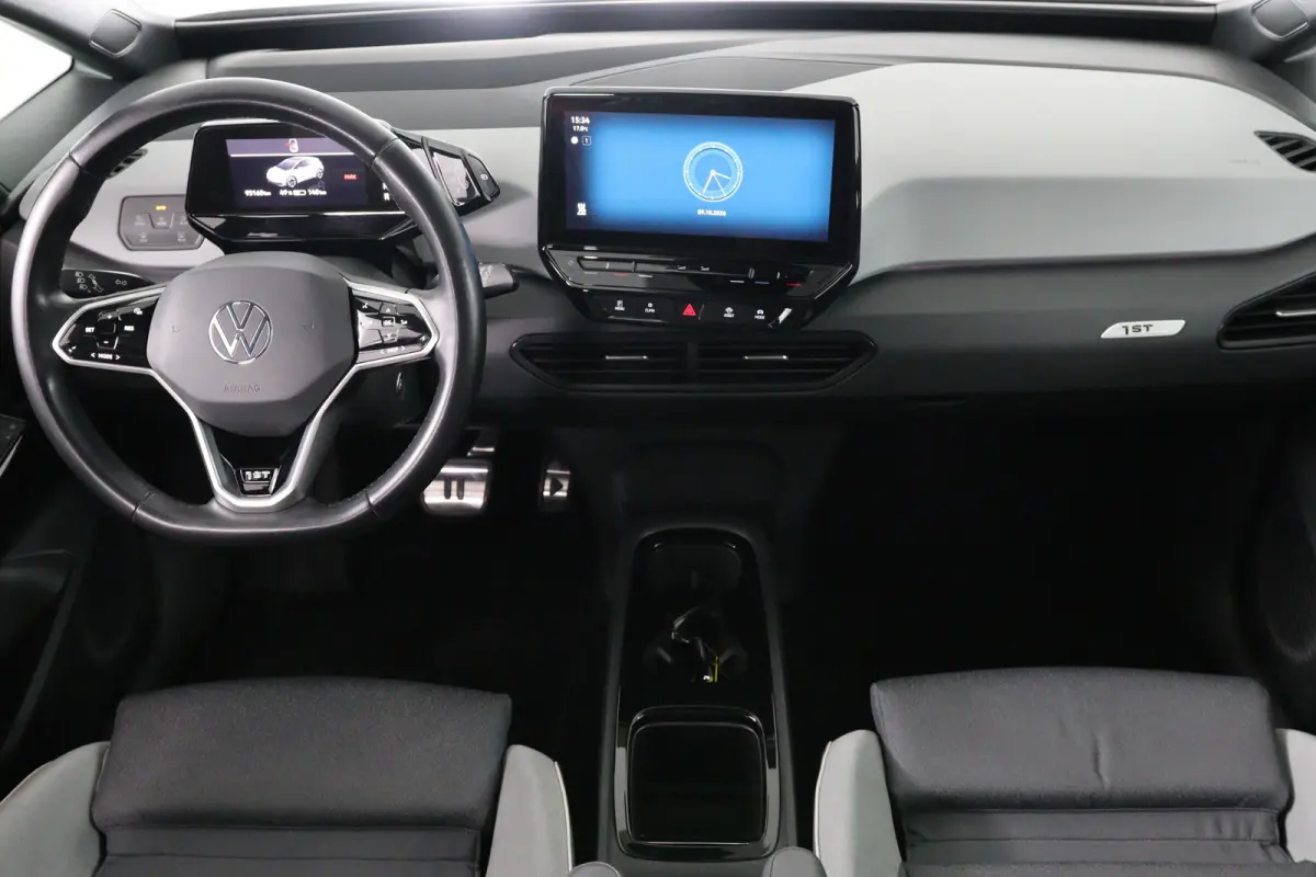 First Plus 58 kWh | Cruise Control Adaptief | Panoramadak | Stoel-/stuurverwarming | Camera | Parkeersensoren | Matrix LED | Apple Carplay & Android Auto