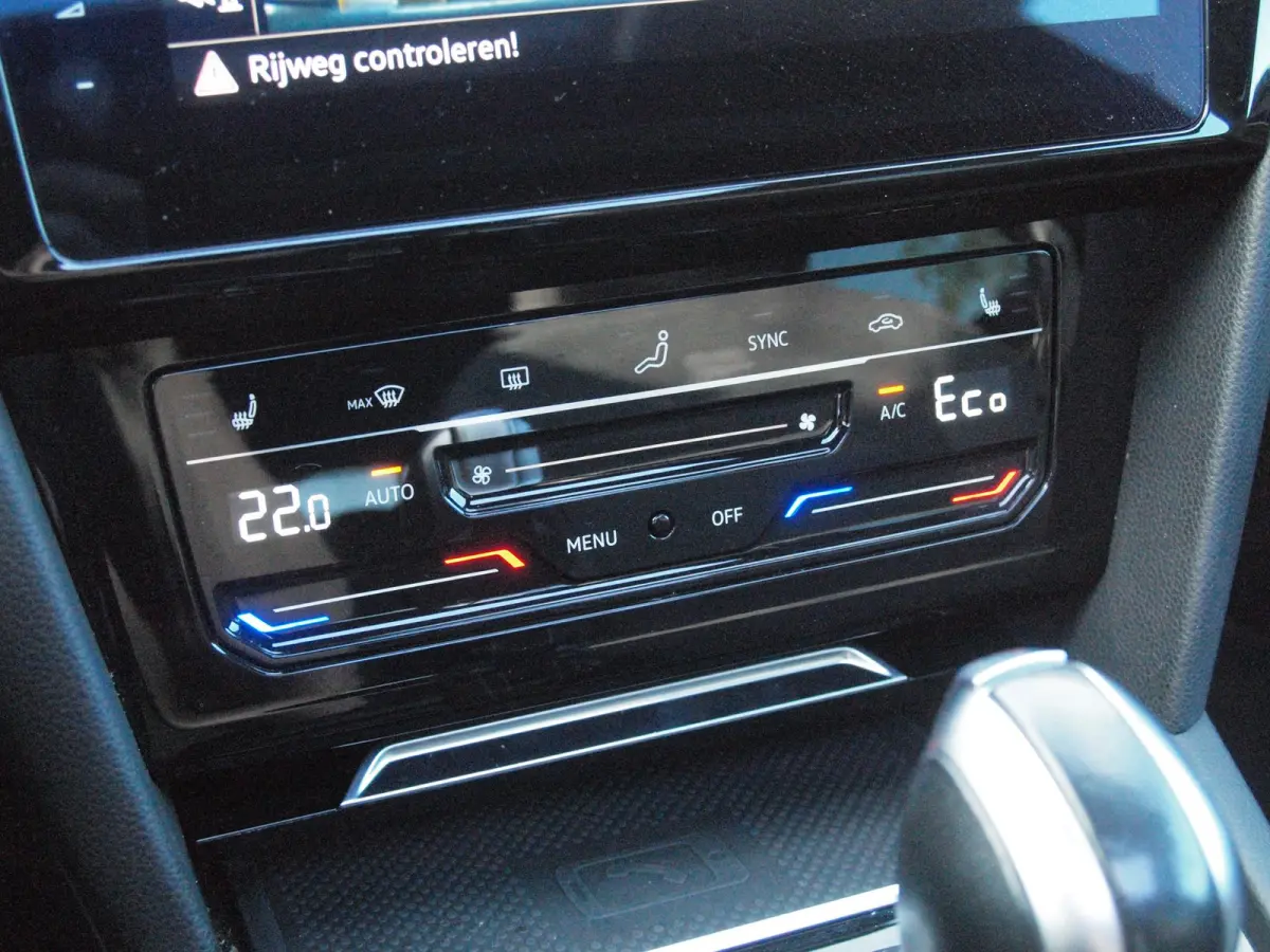 1.4 TSI eHybrid R-Line Business+ | Panoramadak | Trekhaak | Camera | Apple Carplay | Sfeerverlichting |