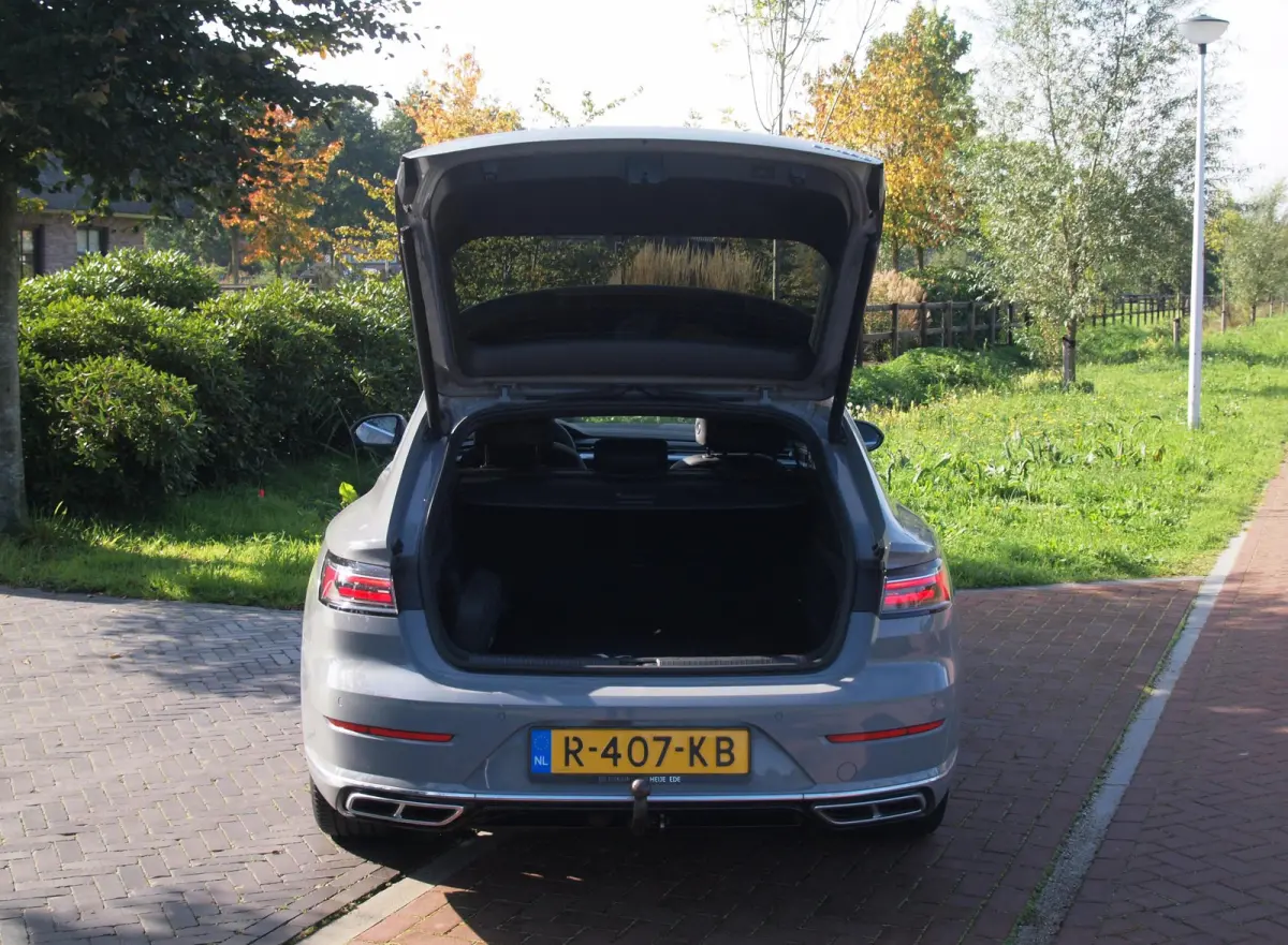 1.4 TSI eHybrid R-Line Business+ | Panoramadak | Trekhaak | Camera | Apple Carplay | Sfeerverlichting |