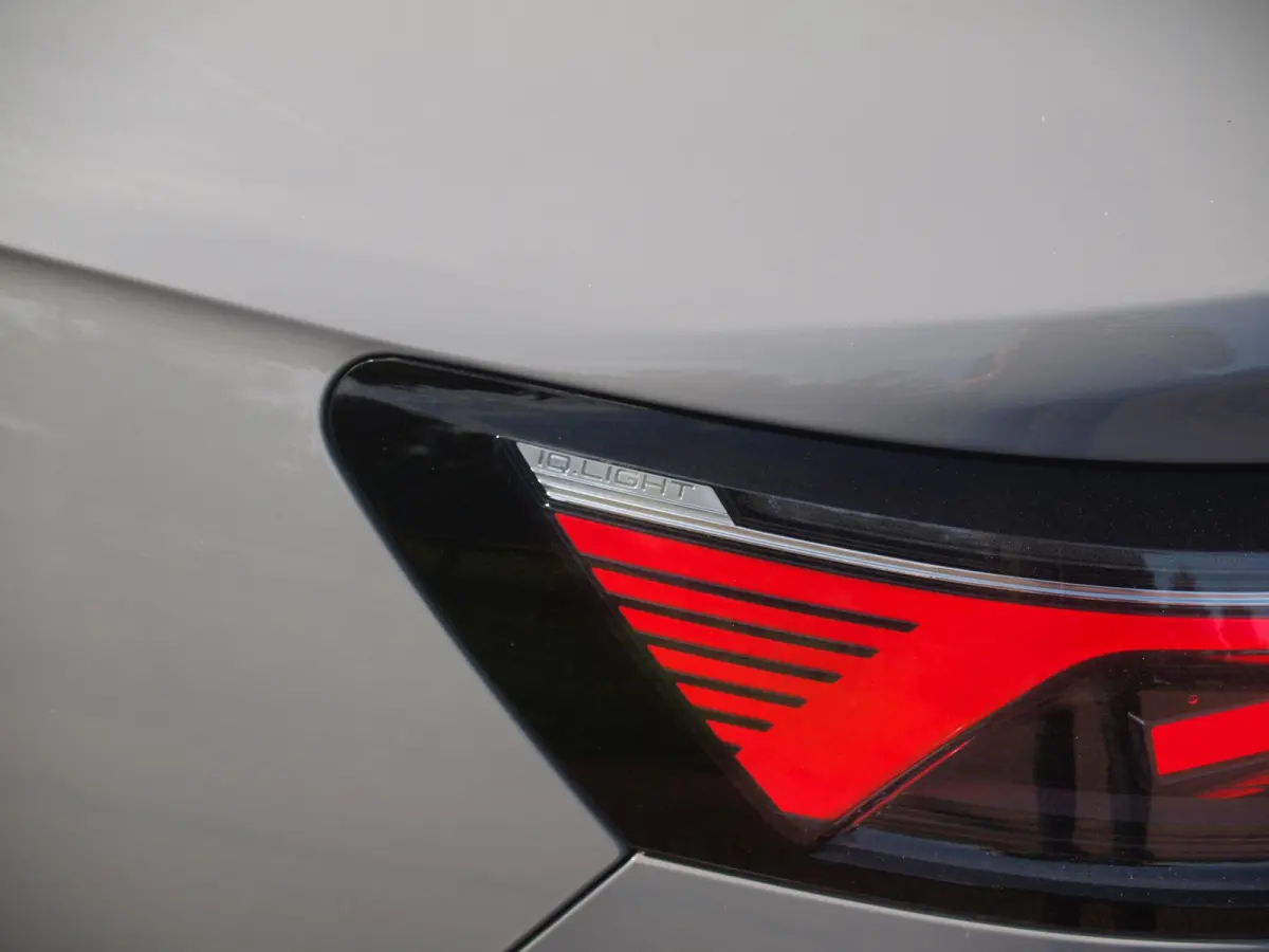 1.4 TSI eHybrid R-Line Business+ | Panoramadak | Trekhaak | Camera | Apple Carplay | Sfeerverlichting |