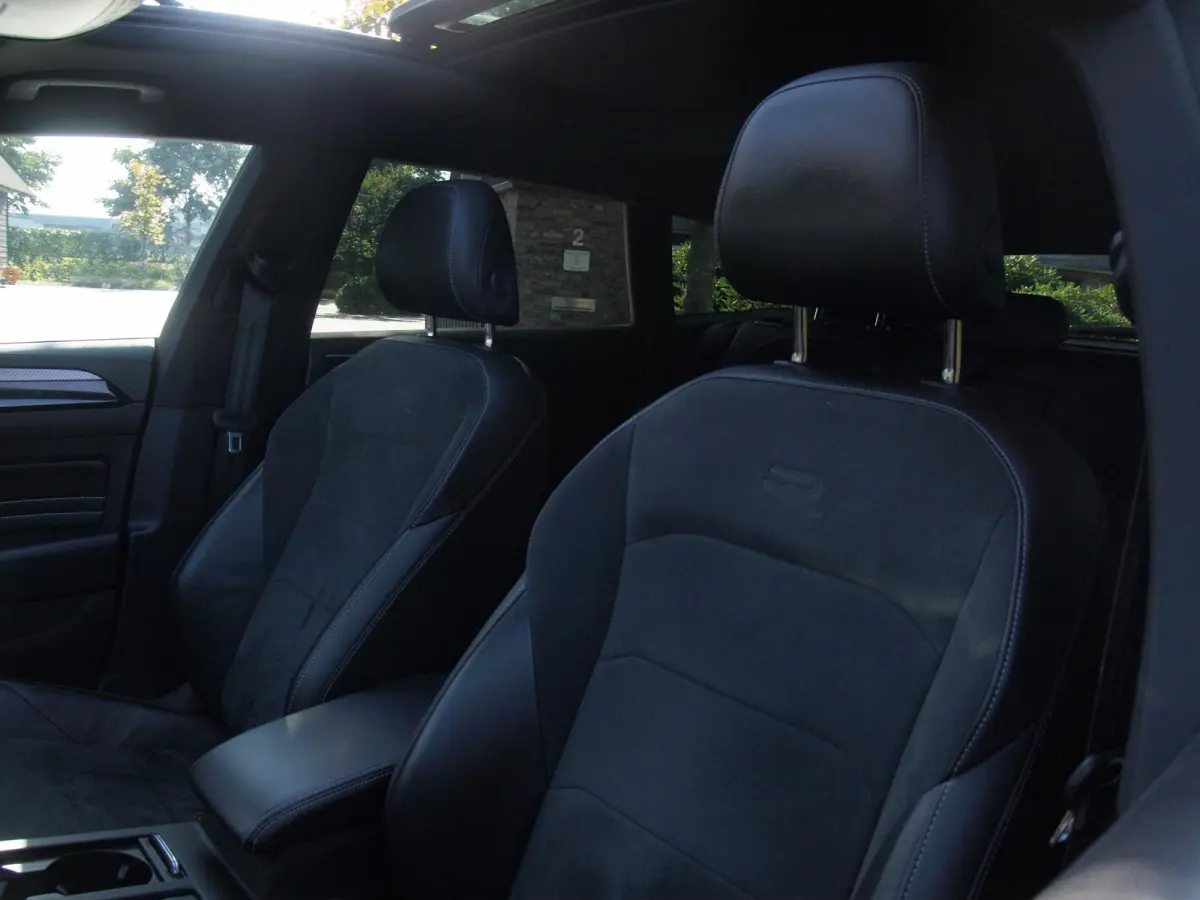 1.4 TSI eHybrid R-Line Business+ | Panoramadak | Trekhaak | Camera | Apple Carplay | Sfeerverlichting |