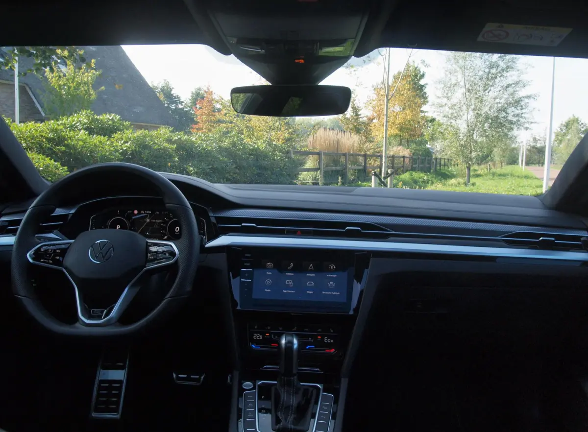 1.4 TSI eHybrid R-Line Business+ | Panoramadak | Trekhaak | Camera | Apple Carplay | Sfeerverlichting |