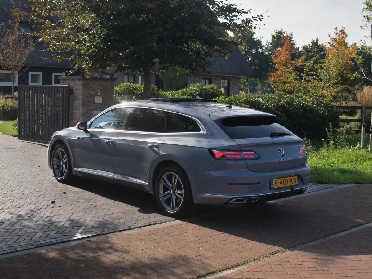 1.4 TSI eHybrid R-Line Business+ | Panoramadak | Trekhaak | Camera | Apple Carplay | Sfeerverlichting |