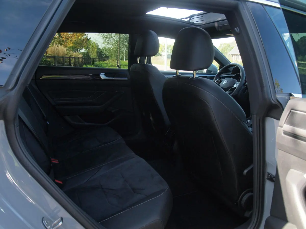 1.4 TSI eHybrid R-Line Business+ | Panoramadak | Trekhaak | Camera | Apple Carplay | Sfeerverlichting |