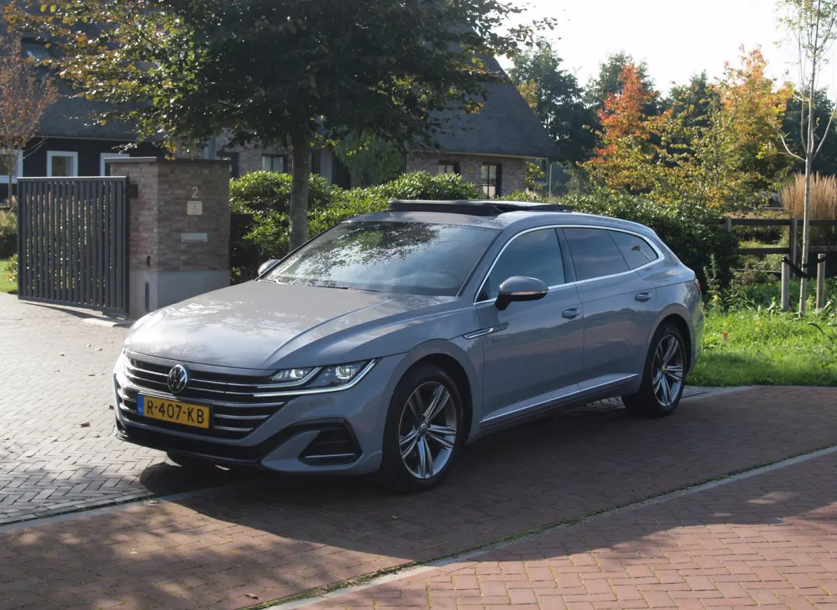 1.4 TSI eHybrid R-Line Business+ | Panoramadak | Trekhaak | Camera | Apple Carplay | Sfeerverlichting |