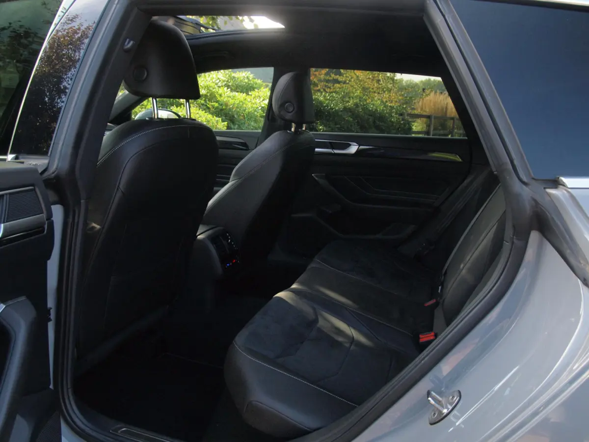 1.4 TSI eHybrid R-Line Business+ | Panoramadak | Trekhaak | Camera | Apple Carplay | Sfeerverlichting |