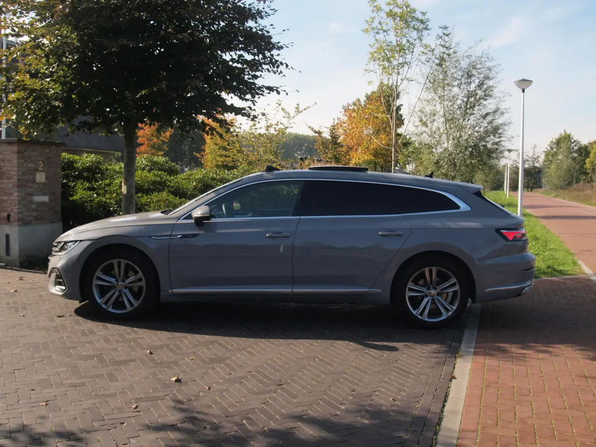 1.4 TSI eHybrid R-Line Business+ | Panoramadak | Trekhaak | Camera | Apple Carplay | Sfeerverlichting |