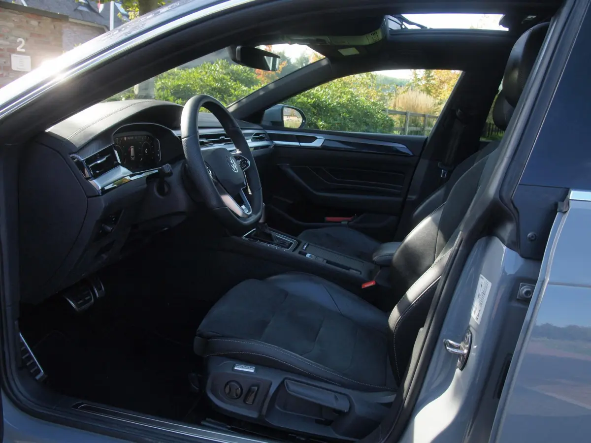1.4 TSI eHybrid R-Line Business+ | Panoramadak | Trekhaak | Camera | Apple Carplay | Sfeerverlichting |