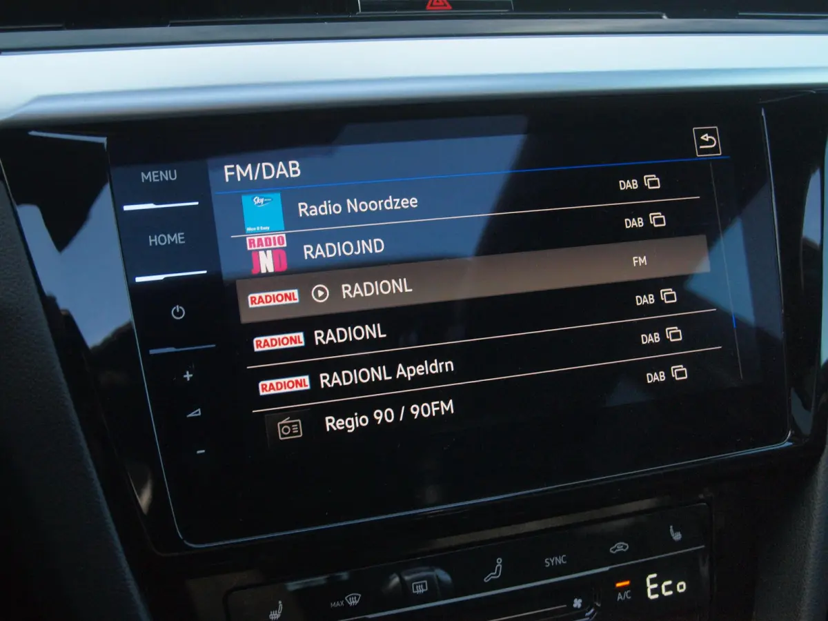 1.4 TSI eHybrid R-Line Business+ | Panoramadak | Trekhaak | Camera | Apple Carplay | Sfeerverlichting |