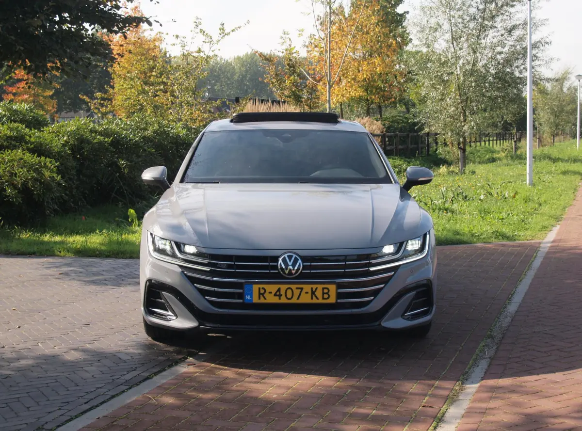 1.4 TSI eHybrid R-Line Business+ | Panoramadak | Trekhaak | Camera | Apple Carplay | Sfeerverlichting |