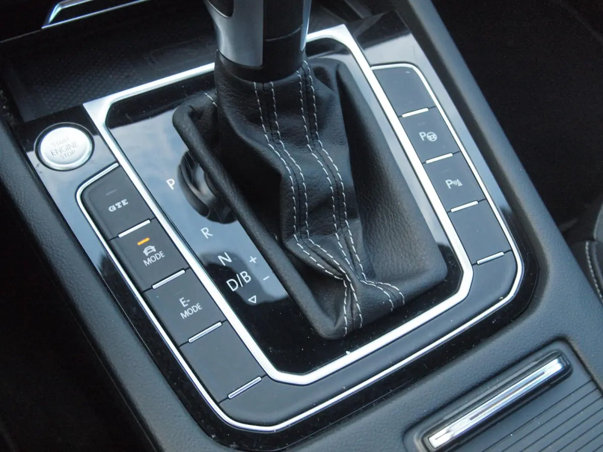 1.4 TSI eHybrid R-Line Business+ | Panoramadak | Trekhaak | Camera | Apple Carplay | Sfeerverlichting |