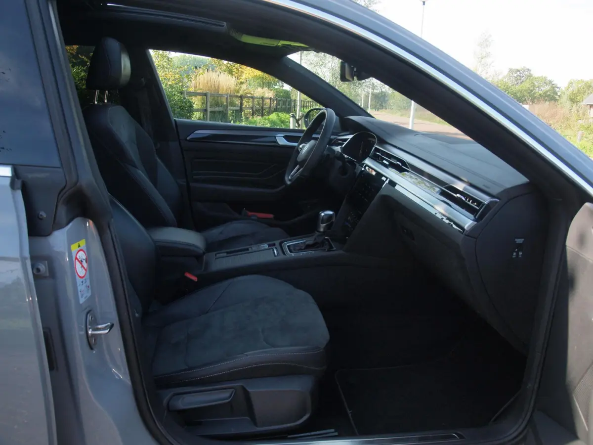 1.4 TSI eHybrid R-Line Business+ | Panoramadak | Trekhaak | Camera | Apple Carplay | Sfeerverlichting |