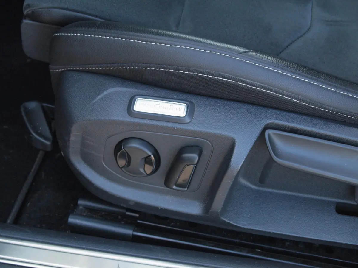 1.4 TSI eHybrid R-Line Business+ | Panoramadak | Trekhaak | Camera | Apple Carplay | Sfeerverlichting |