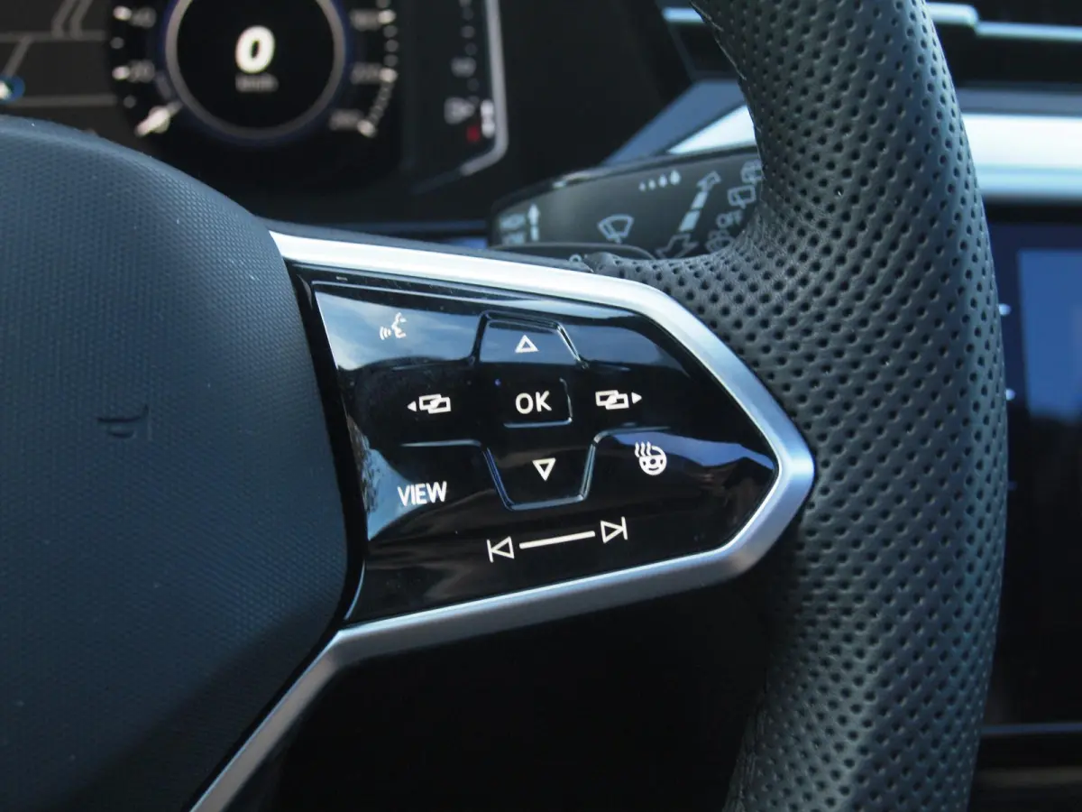 1.4 TSI eHybrid R-Line Business+ | Panoramadak | Trekhaak | Camera | Apple Carplay | Sfeerverlichting |