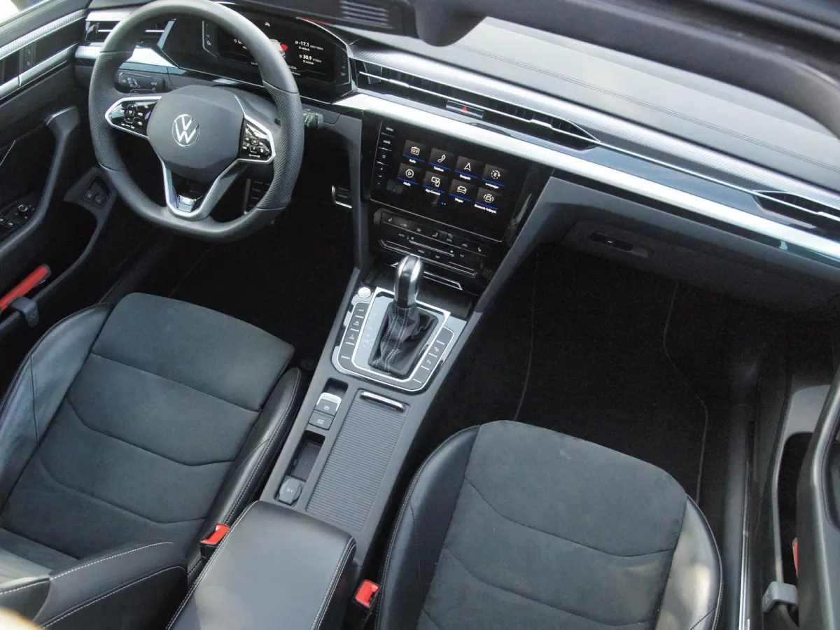 1.4 TSI eHybrid R-Line Business+ | Panoramadak | Trekhaak | Camera | Apple Carplay | Sfeerverlichting |