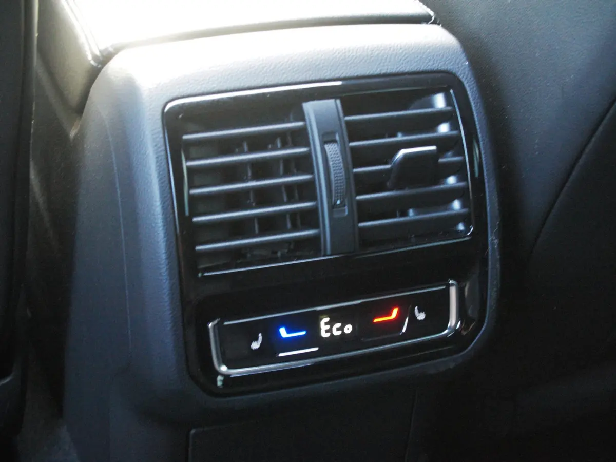 1.4 TSI eHybrid R-Line Business+ | Panoramadak | Trekhaak | Camera | Apple Carplay | Sfeerverlichting |