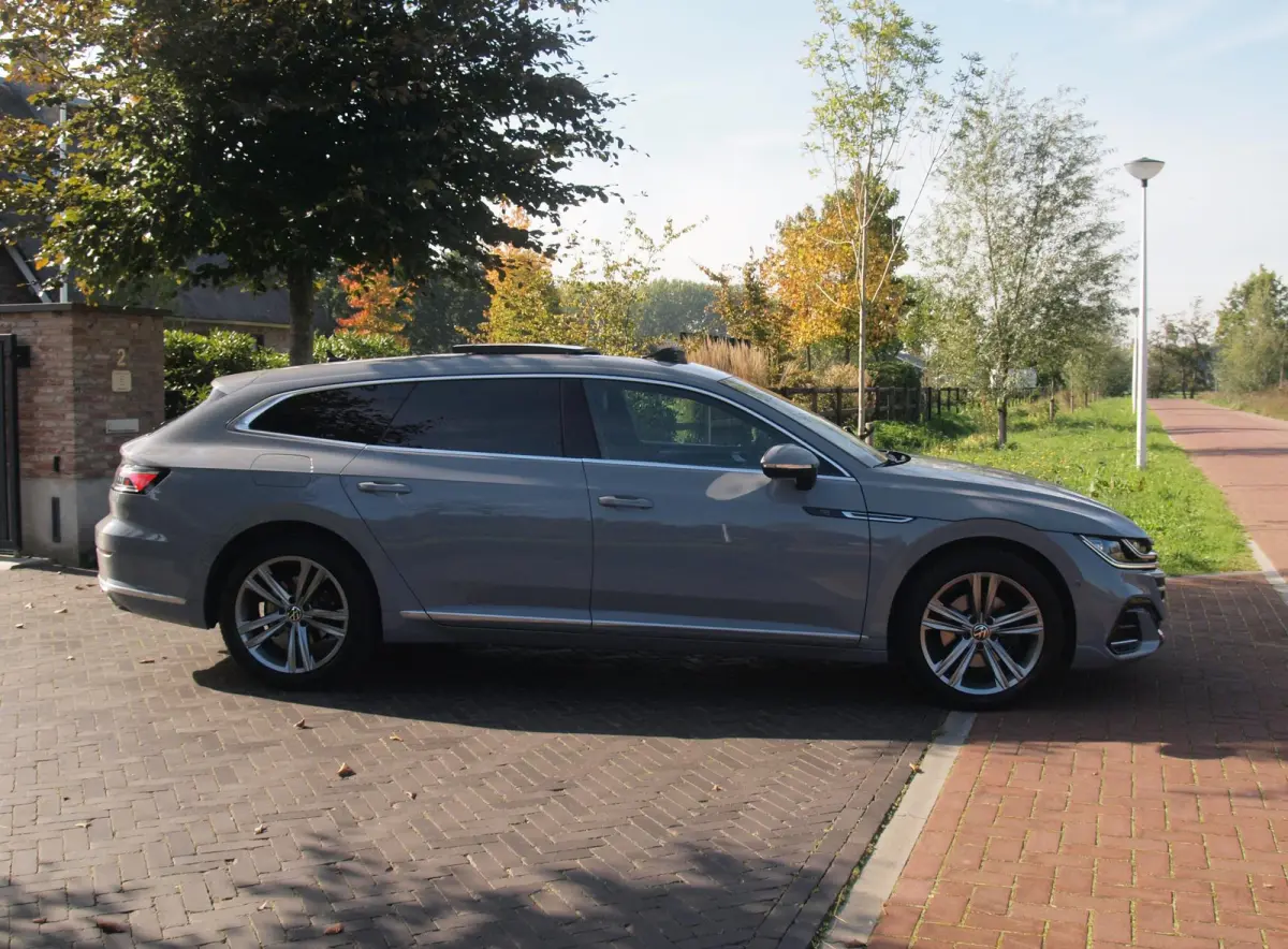 1.4 TSI eHybrid R-Line Business+ | Panoramadak | Trekhaak | Camera | Apple Carplay | Sfeerverlichting |