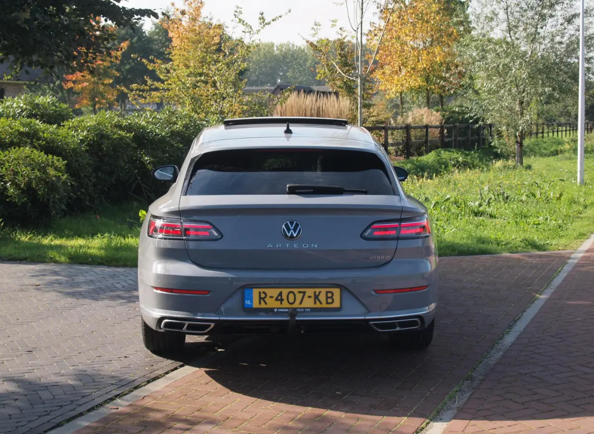1.4 TSI eHybrid R-Line Business+ | Panoramadak | Trekhaak | Camera | Apple Carplay | Sfeerverlichting |