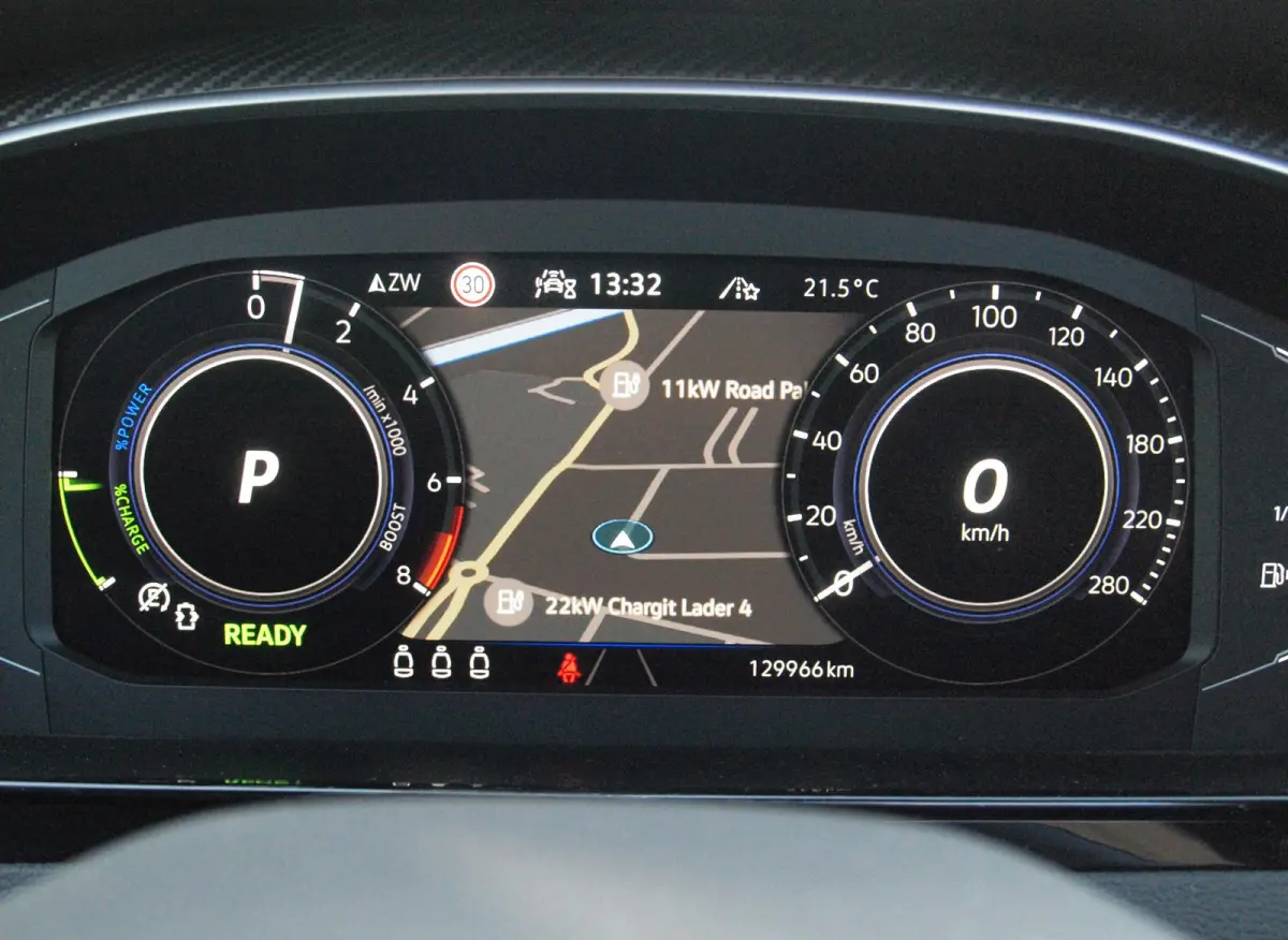1.4 TSI eHybrid R-Line Business+ | Panoramadak | Trekhaak | Camera | Apple Carplay | Sfeerverlichting |