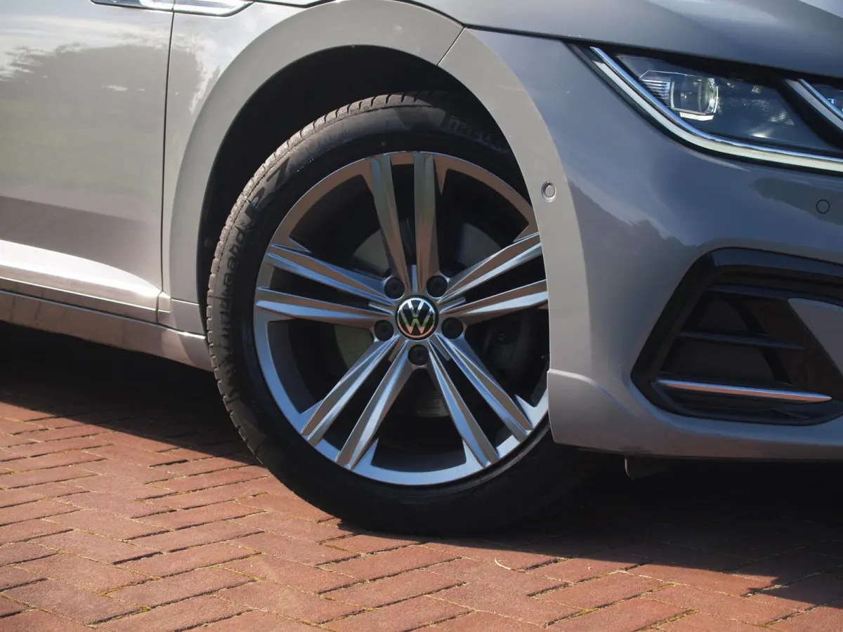 1.4 TSI eHybrid R-Line Business+ | Panoramadak | Trekhaak | Camera | Apple Carplay | Sfeerverlichting |