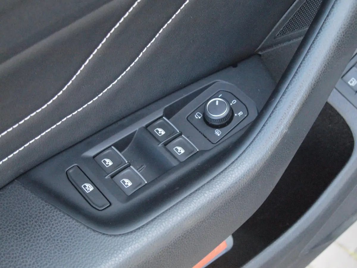 1.4 TSI eHybrid R-Line Business+ | Panoramadak | Trekhaak | Camera | Apple Carplay | Sfeerverlichting |
