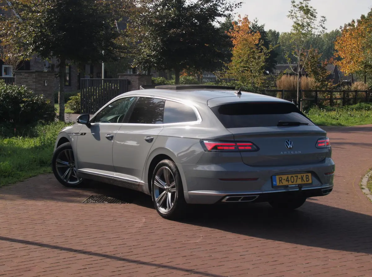 1.4 TSI eHybrid R-Line Business+ | Panoramadak | Trekhaak | Camera | Apple Carplay | Sfeerverlichting |