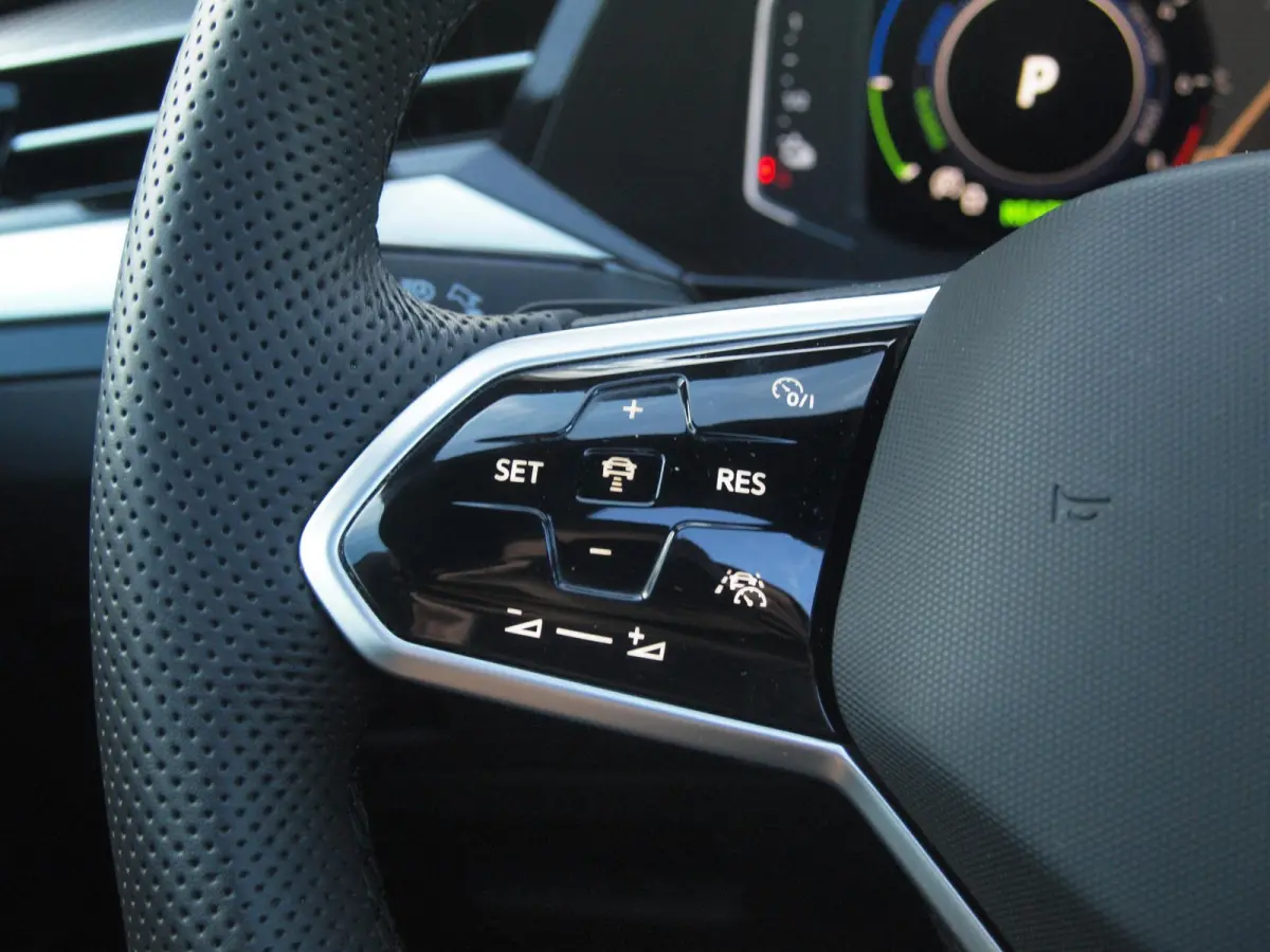 1.4 TSI eHybrid R-Line Business+ | Panoramadak | Trekhaak | Camera | Apple Carplay | Sfeerverlichting |