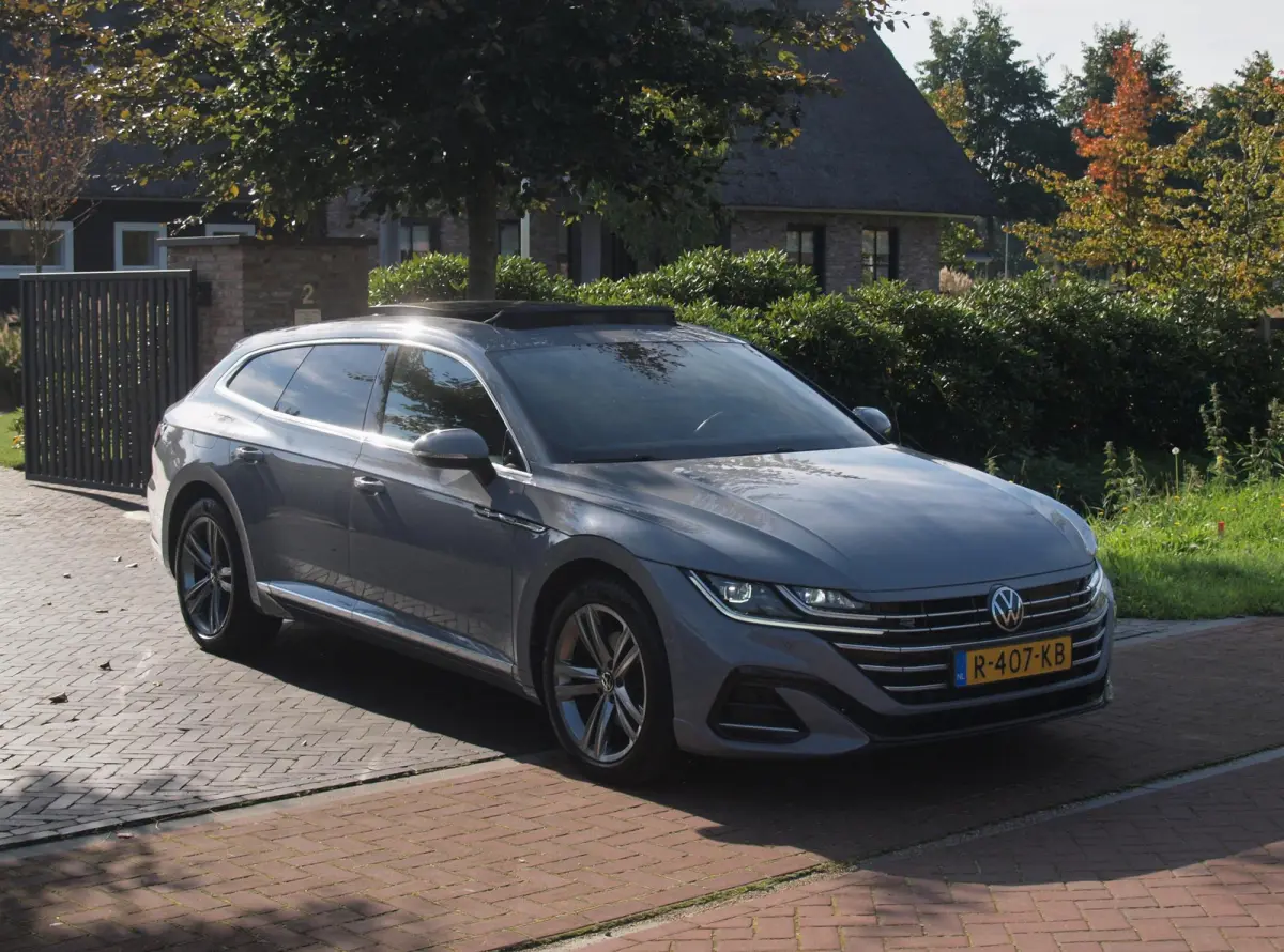 1.4 TSI eHybrid R-Line Business+ | Panoramadak | Trekhaak | Camera | Apple Carplay | Sfeerverlichting |