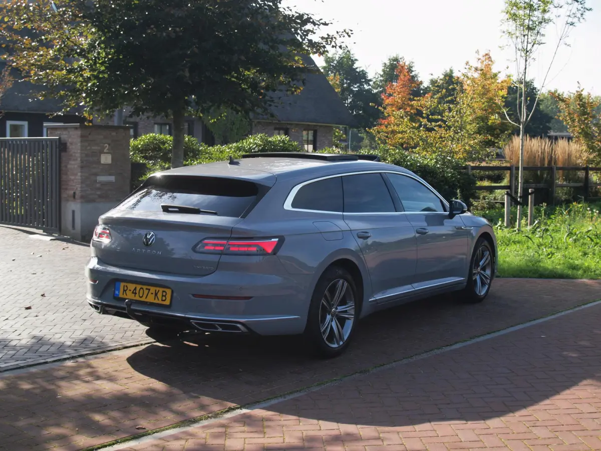 1.4 TSI eHybrid R-Line Business+ | Panoramadak | Trekhaak | Camera | Apple Carplay | Sfeerverlichting |