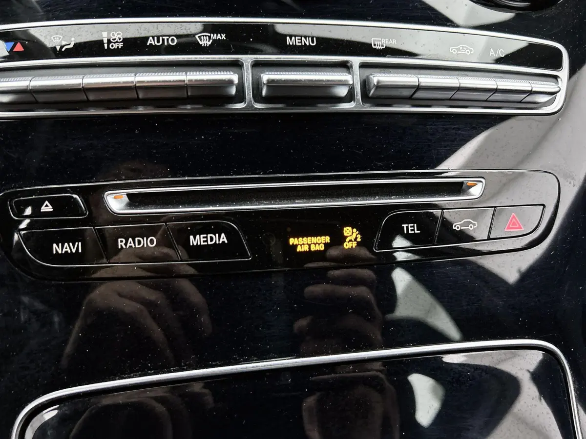 180 Premium | ACHTERUITRIJCAMERA | STOELVERWARMING | TREKHAAK | NAVIGATIE | PARKEERSENSOREN | LED VERLICHTING | CRUISE CONTROL | BLUETOOTH | DYNAMIC SELECT | DODEHOEKSENSOREN | SFEERVERLICHT