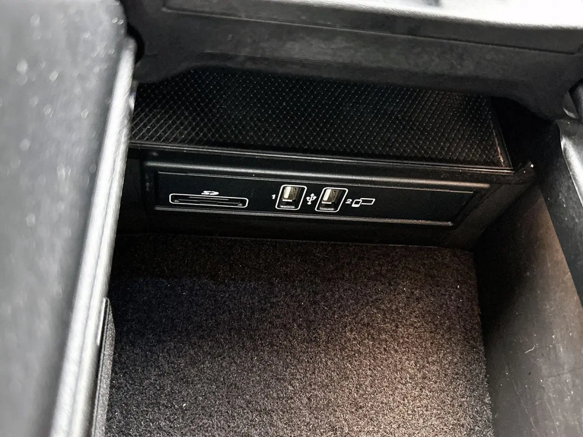 180 Premium | ACHTERUITRIJCAMERA | STOELVERWARMING | TREKHAAK | NAVIGATIE | PARKEERSENSOREN | LED VERLICHTING | CRUISE CONTROL | BLUETOOTH | DYNAMIC SELECT | DODEHOEKSENSOREN | SFEERVERLICHT