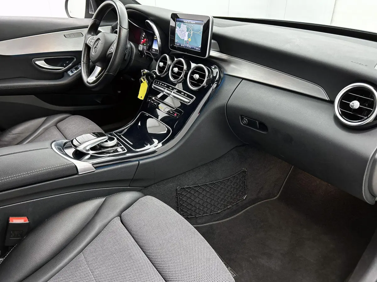180 Premium | ACHTERUITRIJCAMERA | STOELVERWARMING | TREKHAAK | NAVIGATIE | PARKEERSENSOREN | LED VERLICHTING | CRUISE CONTROL | BLUETOOTH | DYNAMIC SELECT | DODEHOEKSENSOREN | SFEERVERLICHT