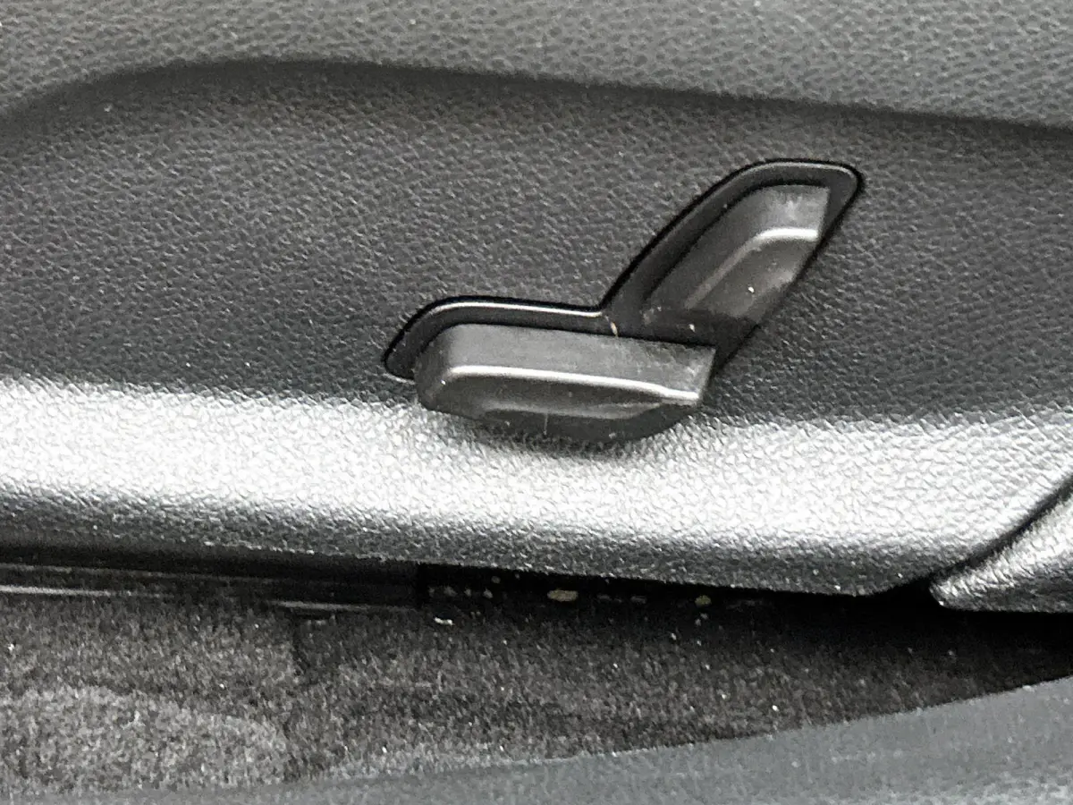 180 Premium | ACHTERUITRIJCAMERA | STOELVERWARMING | TREKHAAK | NAVIGATIE | PARKEERSENSOREN | LED VERLICHTING | CRUISE CONTROL | BLUETOOTH | DYNAMIC SELECT | DODEHOEKSENSOREN | SFEERVERLICHT