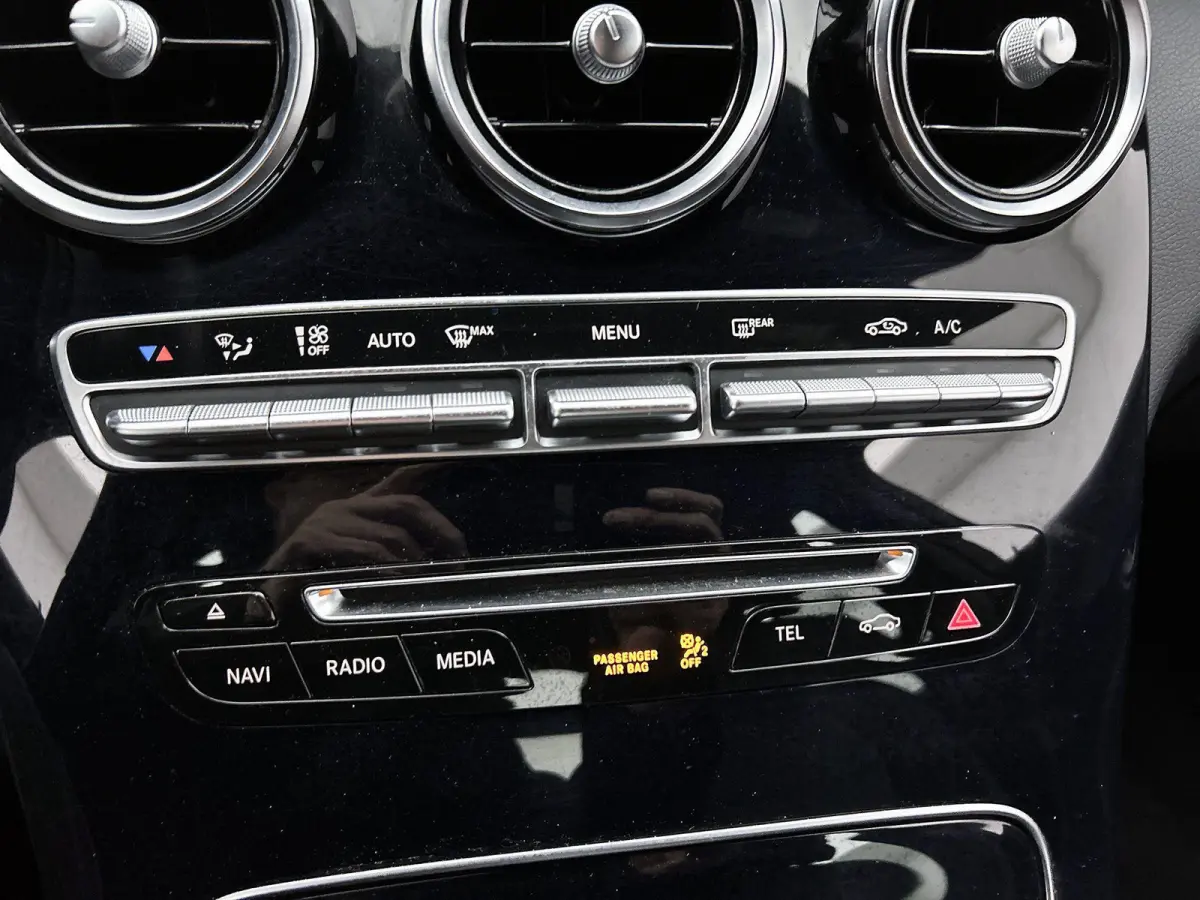 180 Premium | ACHTERUITRIJCAMERA | STOELVERWARMING | TREKHAAK | NAVIGATIE | PARKEERSENSOREN | LED VERLICHTING | CRUISE CONTROL | BLUETOOTH | DYNAMIC SELECT | DODEHOEKSENSOREN | SFEERVERLICHT