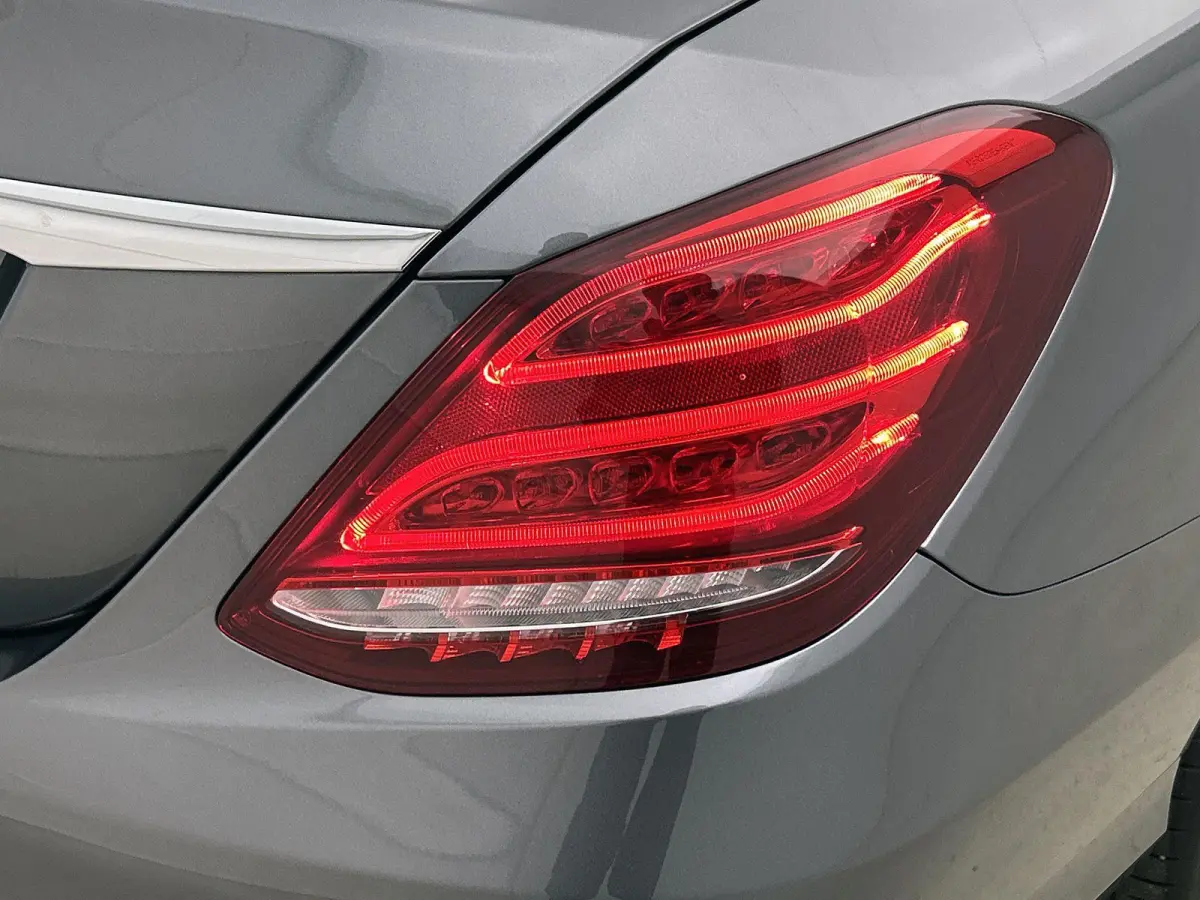 180 Premium | ACHTERUITRIJCAMERA | STOELVERWARMING | TREKHAAK | NAVIGATIE | PARKEERSENSOREN | LED VERLICHTING | CRUISE CONTROL | BLUETOOTH | DYNAMIC SELECT | DODEHOEKSENSOREN | SFEERVERLICHT