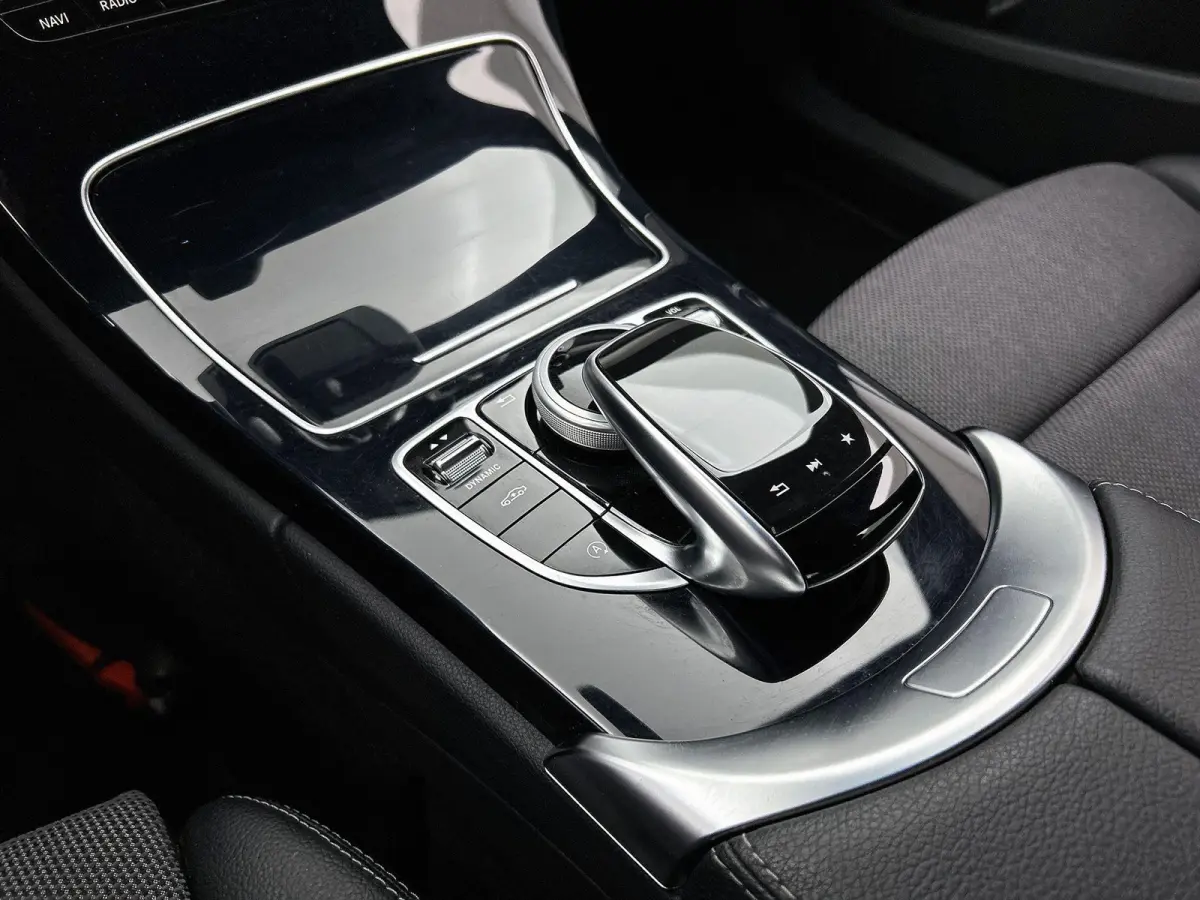 180 Premium | ACHTERUITRIJCAMERA | STOELVERWARMING | TREKHAAK | NAVIGATIE | PARKEERSENSOREN | LED VERLICHTING | CRUISE CONTROL | BLUETOOTH | DYNAMIC SELECT | DODEHOEKSENSOREN | SFEERVERLICHT
