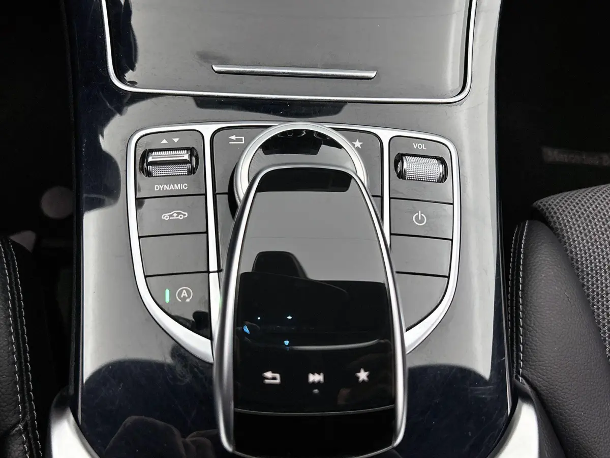180 Premium | ACHTERUITRIJCAMERA | STOELVERWARMING | TREKHAAK | NAVIGATIE | PARKEERSENSOREN | LED VERLICHTING | CRUISE CONTROL | BLUETOOTH | DYNAMIC SELECT | DODEHOEKSENSOREN | SFEERVERLICHT