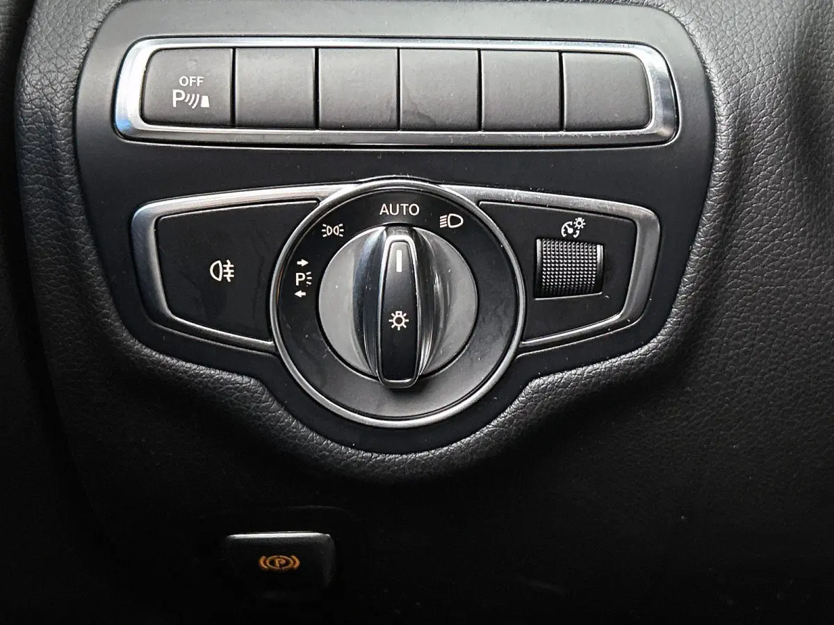 180 Premium | ACHTERUITRIJCAMERA | STOELVERWARMING | TREKHAAK | NAVIGATIE | PARKEERSENSOREN | LED VERLICHTING | CRUISE CONTROL | BLUETOOTH | DYNAMIC SELECT | DODEHOEKSENSOREN | SFEERVERLICHT